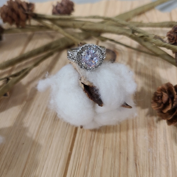 🎉🎉NEW🎉🎉LUXURIOUS!! Round CZ Ring in SILVER Plating - Picture 11 of 16
